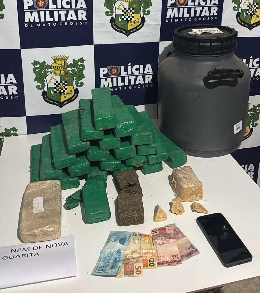 PM apreende 22 tabletes de entorpecentes e prende suspeito em flagrante por tráfico saindo de propriedade rural