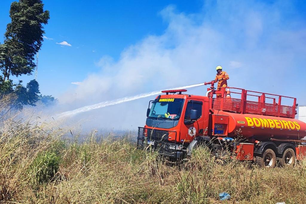 Corpo de Bombeiros combate incêndio em terreno próximo a algodoeiras