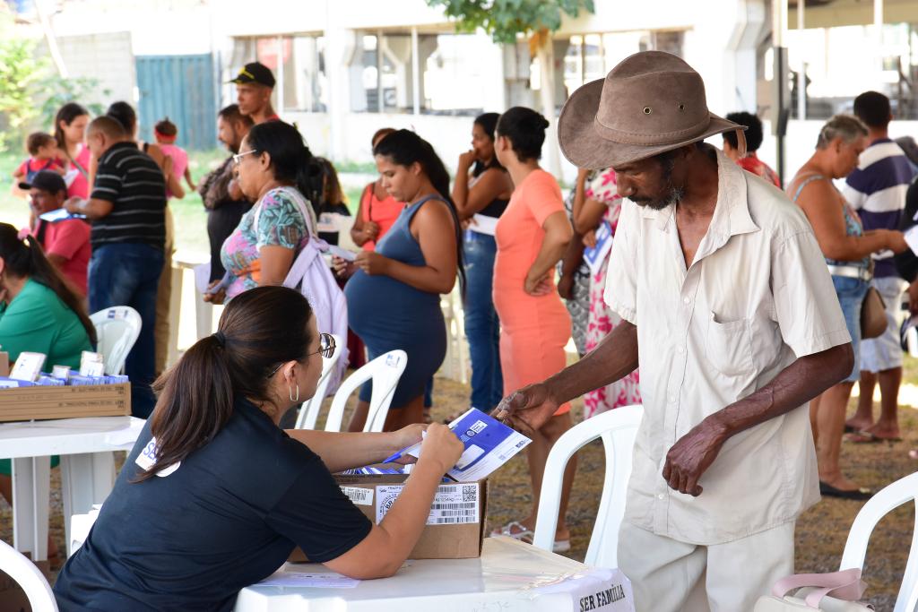 Mais de 1,3 mil pessoas são atendidas no primeiro dia do mutirão de entrega de cartões do Programa SER Família