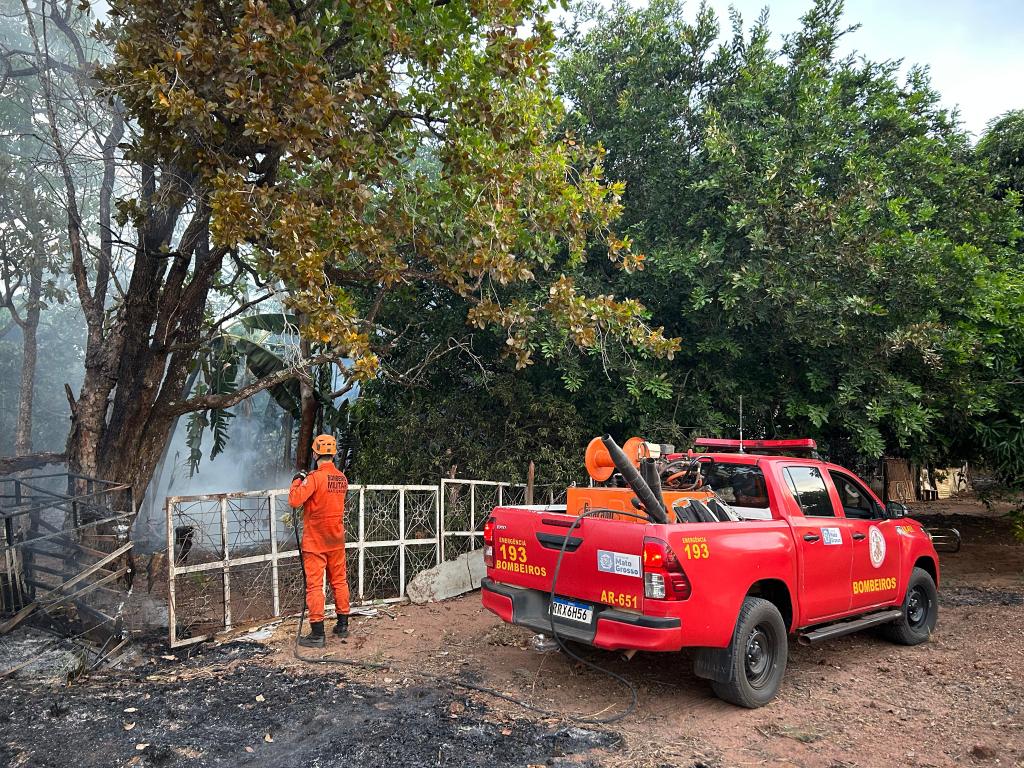 Bombeiros combatem incêndio em carreta que capotou na BR-364 e impedem que fogo chegue a assentamento
