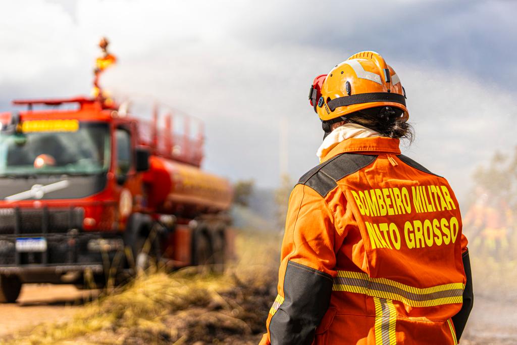 Corpo de Bombeiros combate 12 incêndios florestais nesta terça-feira (14)