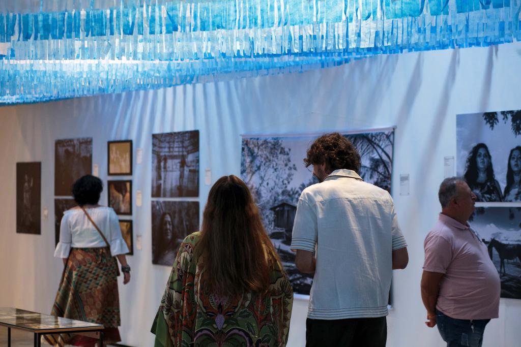 Exposição sobre o universo do povo cigano fica em cartaz até o dia 12 de dezembro na Galeria Lava Pés