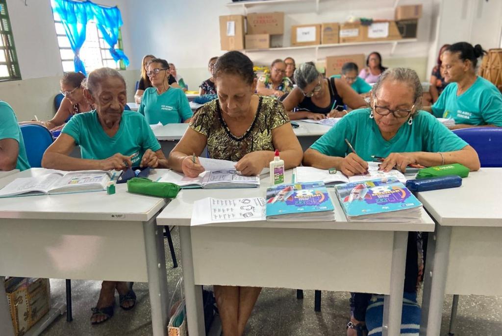Seduc certifica 600 pessoas no programa de alfabetização de jovens e adultos em Cuiabá