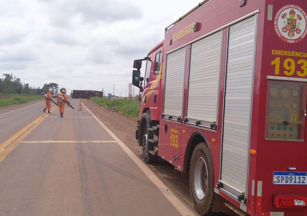 Corpo de Bombeiros realiza limpeza de pista após acidente de trânsito na BR-158