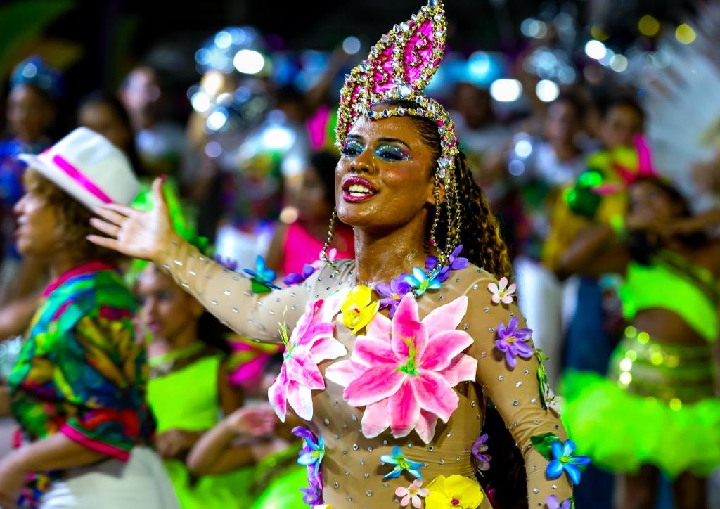 Blocos e escolas de samba agitam foliões no primeiro dia de Desfile de Carnaval na Arena Pantanal