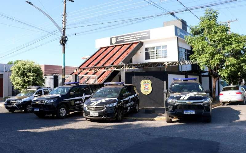 Polícia Civil prende 5 homens por furto de peças de carnes nobres de supermercado
