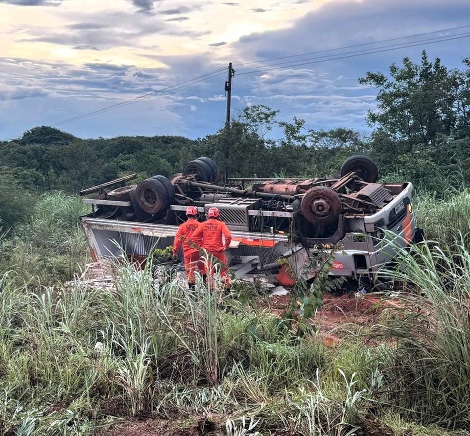 Bombeiros resgatam corpo de homem preso às ferragens de um caminhão em MT