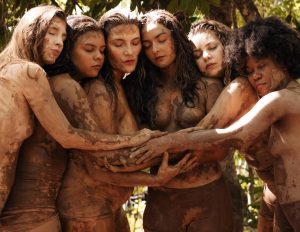 Espetáculo une dança, teatro e música para celebrar ancestralidade e protagonismo feminino