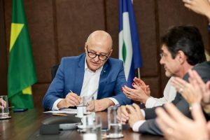 Governo de MT firma parceria para revitalização de quadras e campos em bairros de Cuiabá