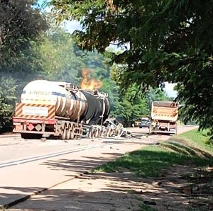 Corpo de Bombeiros combate incêndio em carreta carregada de etanol