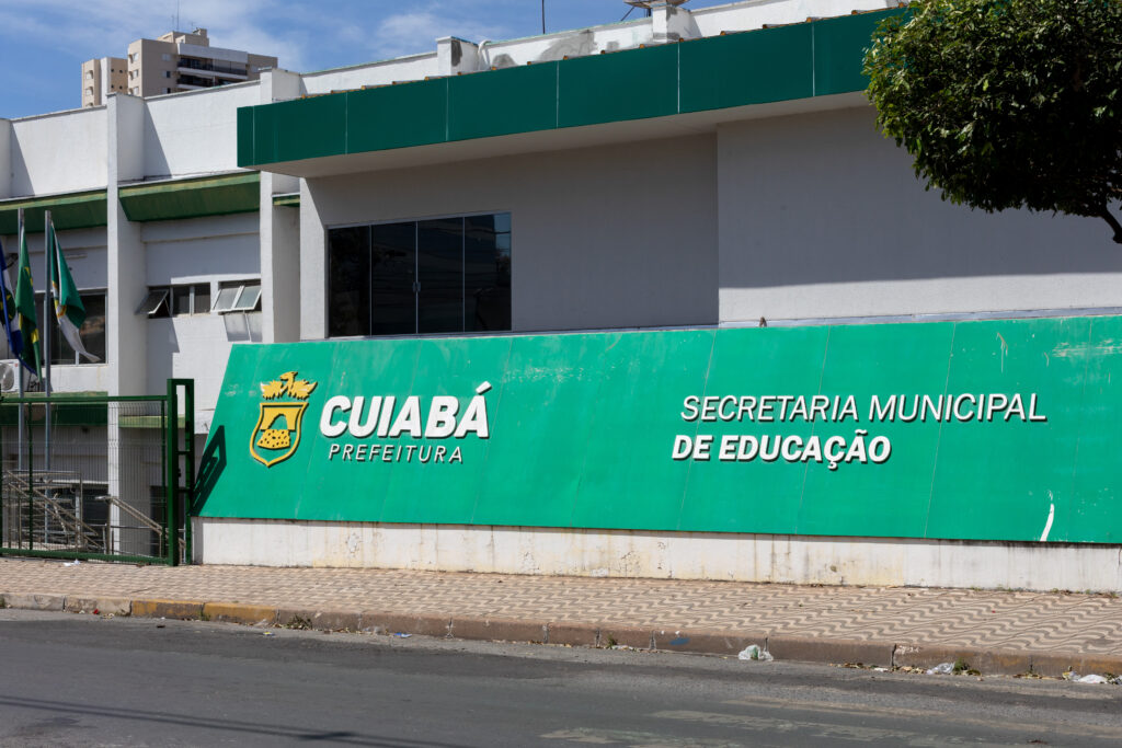 A Prefeitura de Cuiabá convoca 90 candidatos para o cargo de professor em diferentes áreas e Auxiliar de Serviços Gerais