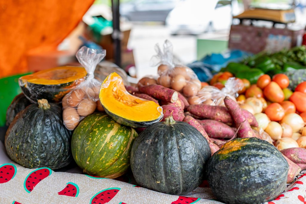 Produtores levam alimentos frescos e gastronomia à Praça Alencastro nesta terça-feira