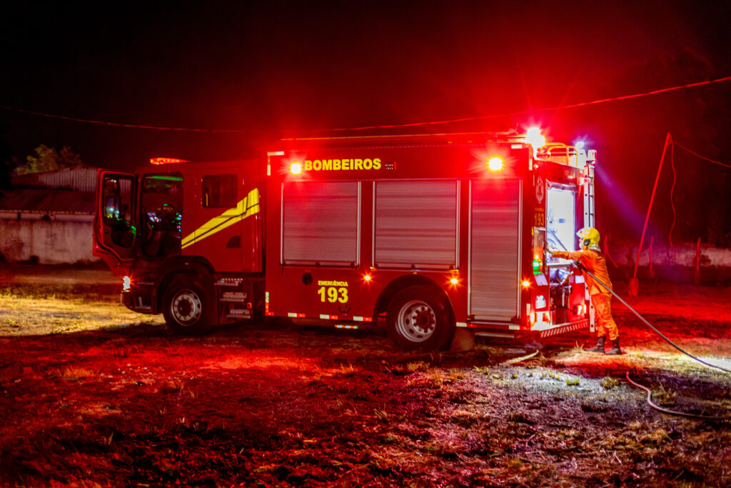 Prefeito pede identificação de autor de incêndio que atingiu placas solares e reforça combate às queimadas