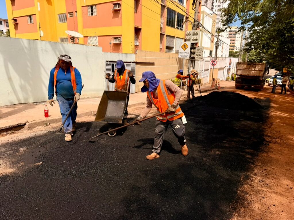 Obras de infraestrutura avançam com tapa buraco e drenagem em vários bairros